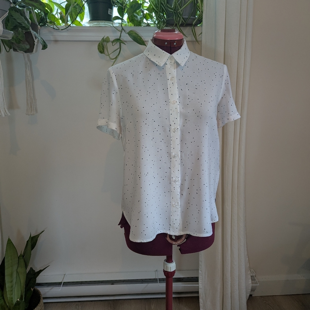 Simons / White Short-Sleeve Button-Down Shirt with Black Dot Print / Small